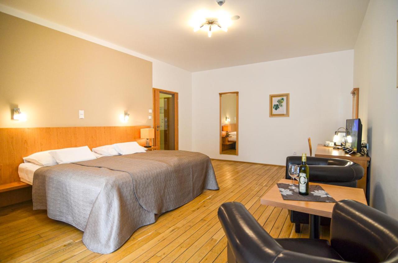 Hotel Galant Mikulov Bagian luar foto