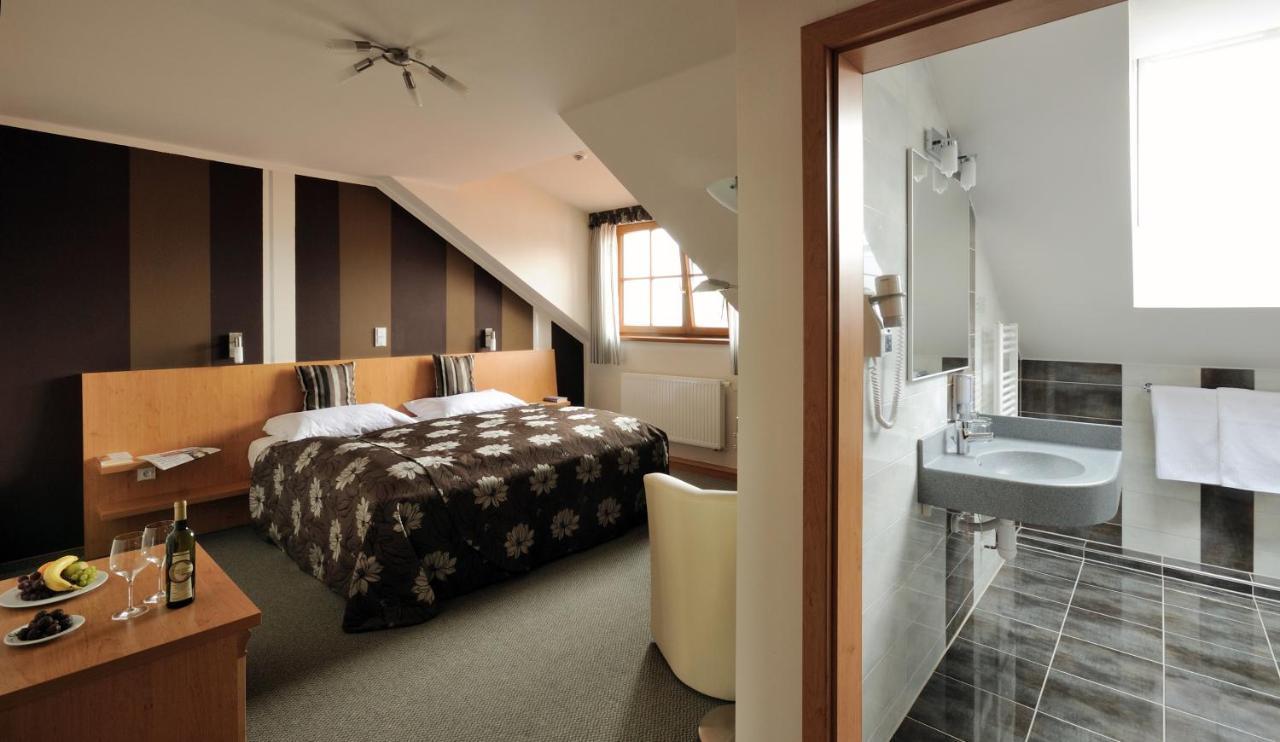 Hotel Galant Mikulov Bagian luar foto