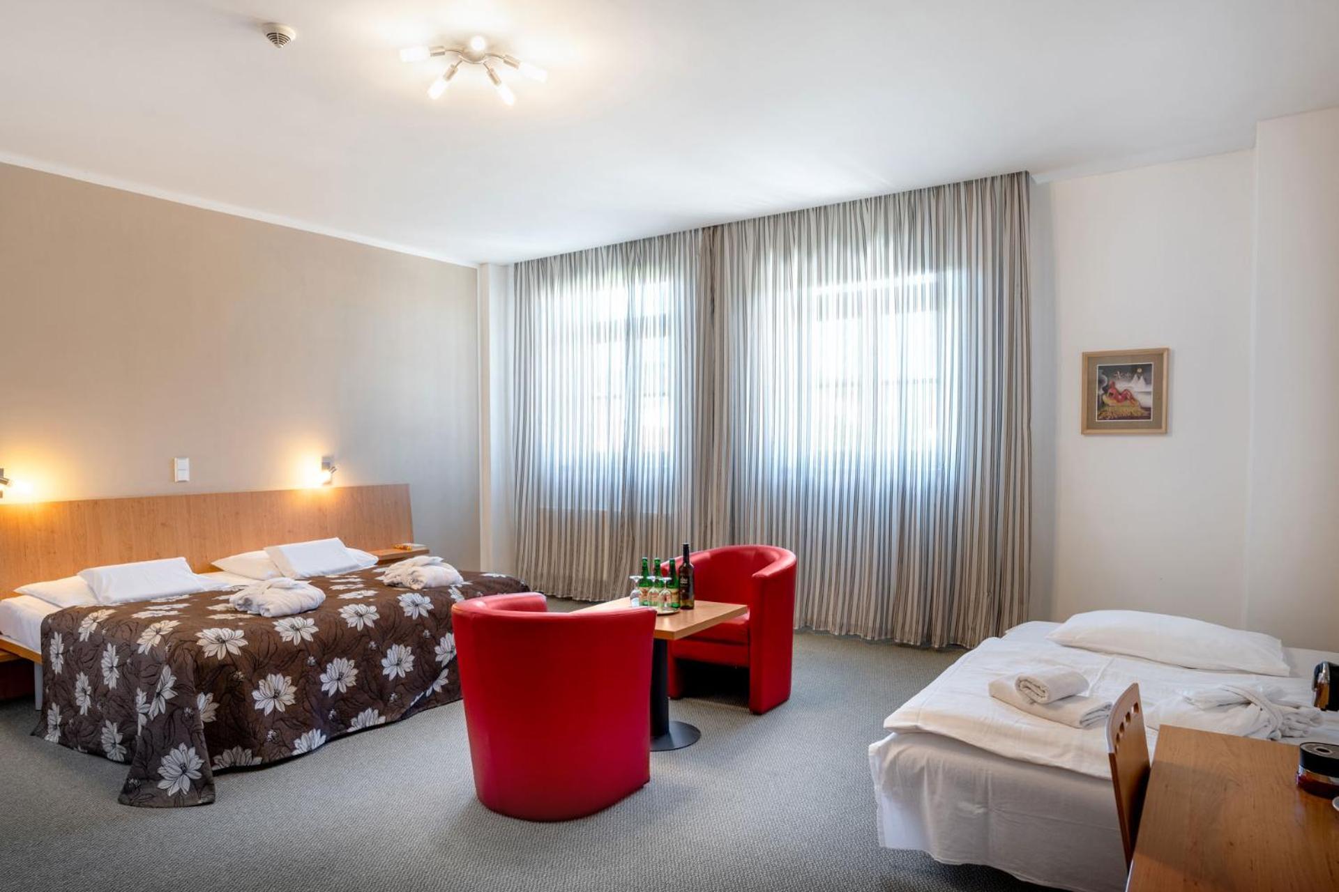 Hotel Galant Mikulov Bagian luar foto