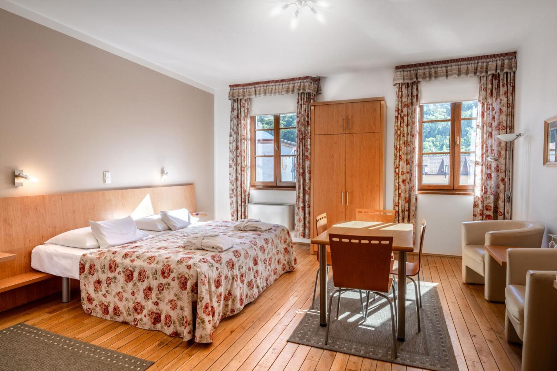 Hotel Galant Mikulov Bagian luar foto