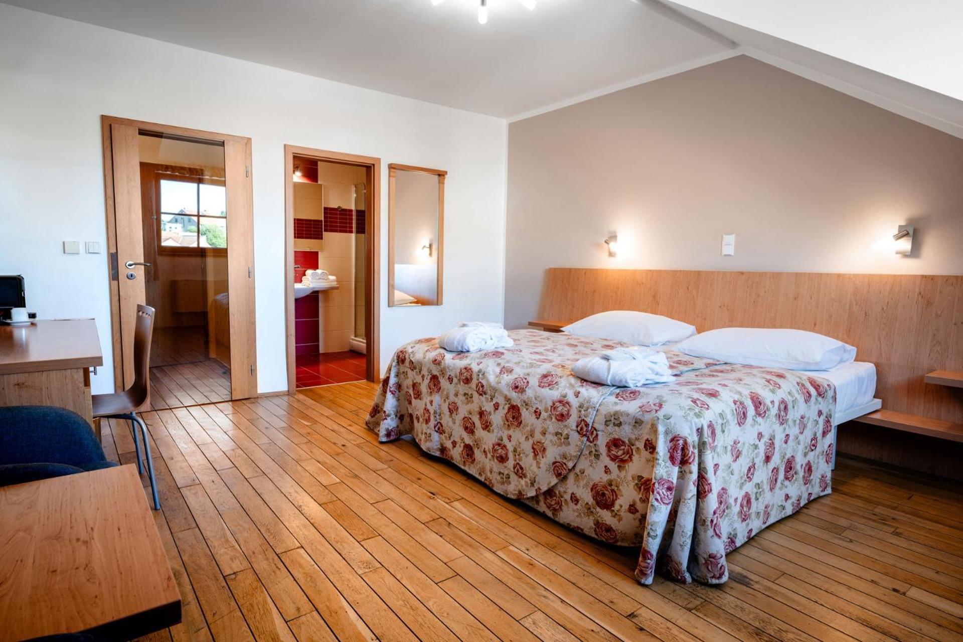 Hotel Galant Mikulov Bagian luar foto