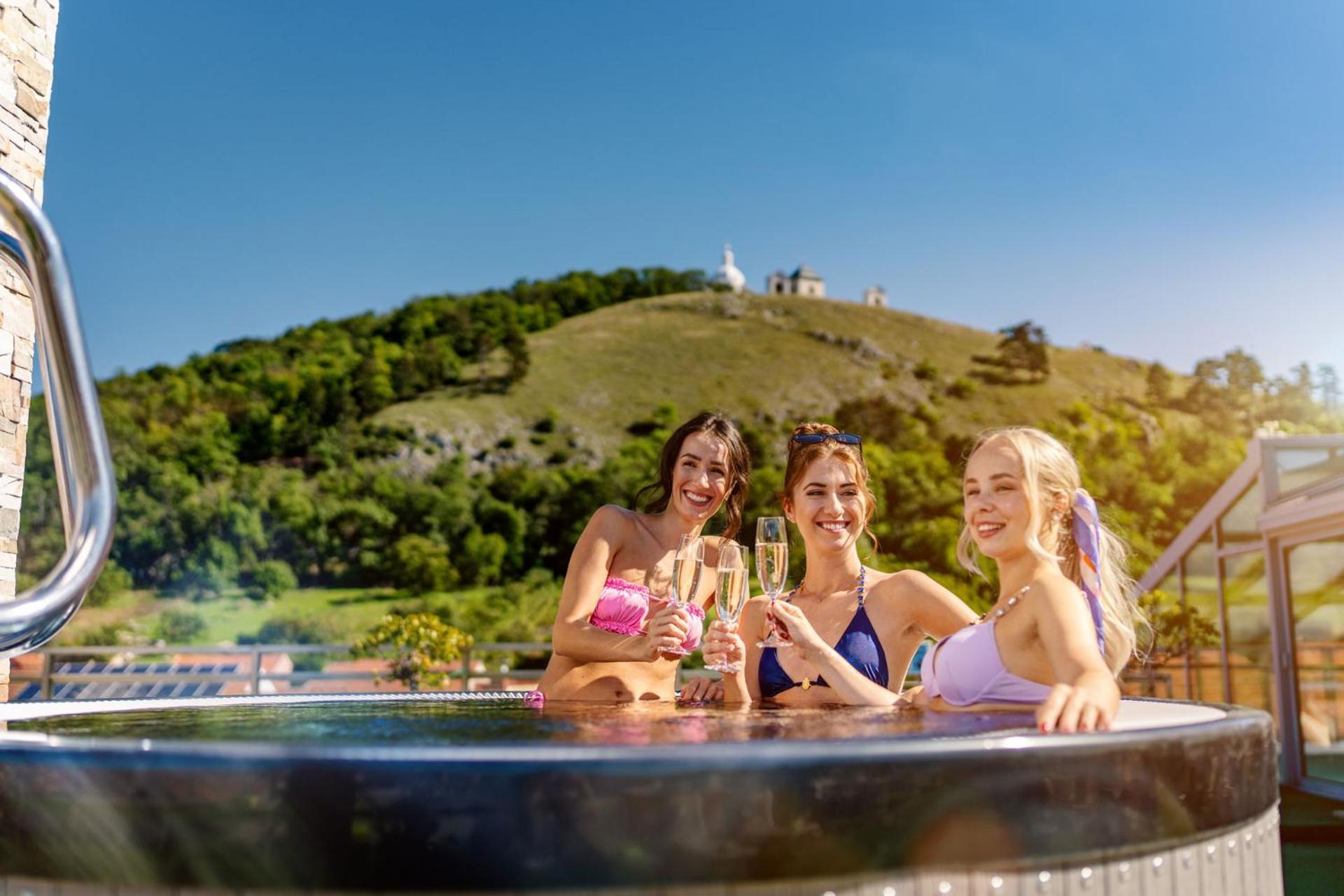 Hotel Galant Mikulov Bagian luar foto