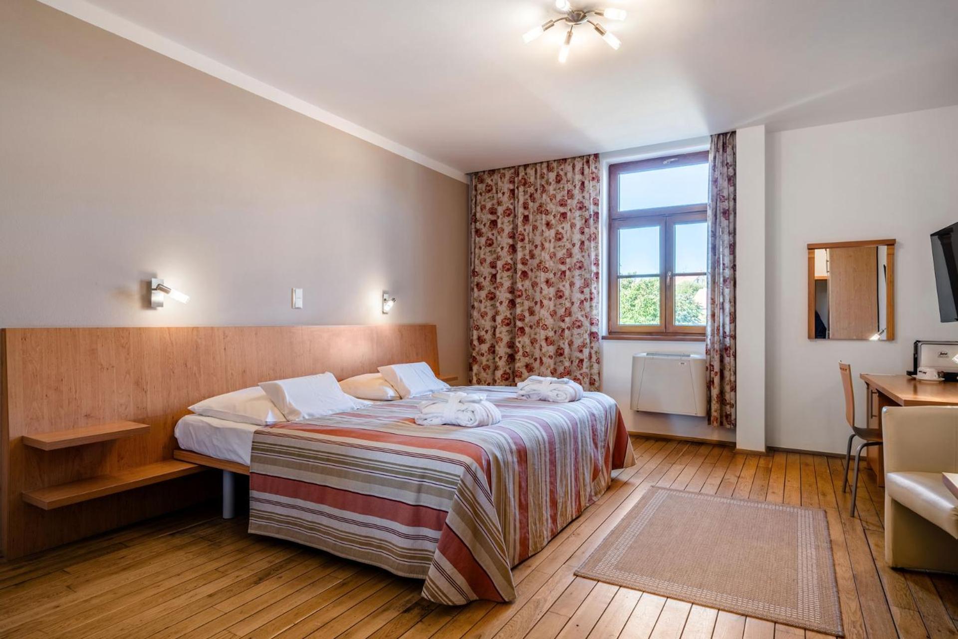 Hotel Galant Mikulov Bagian luar foto