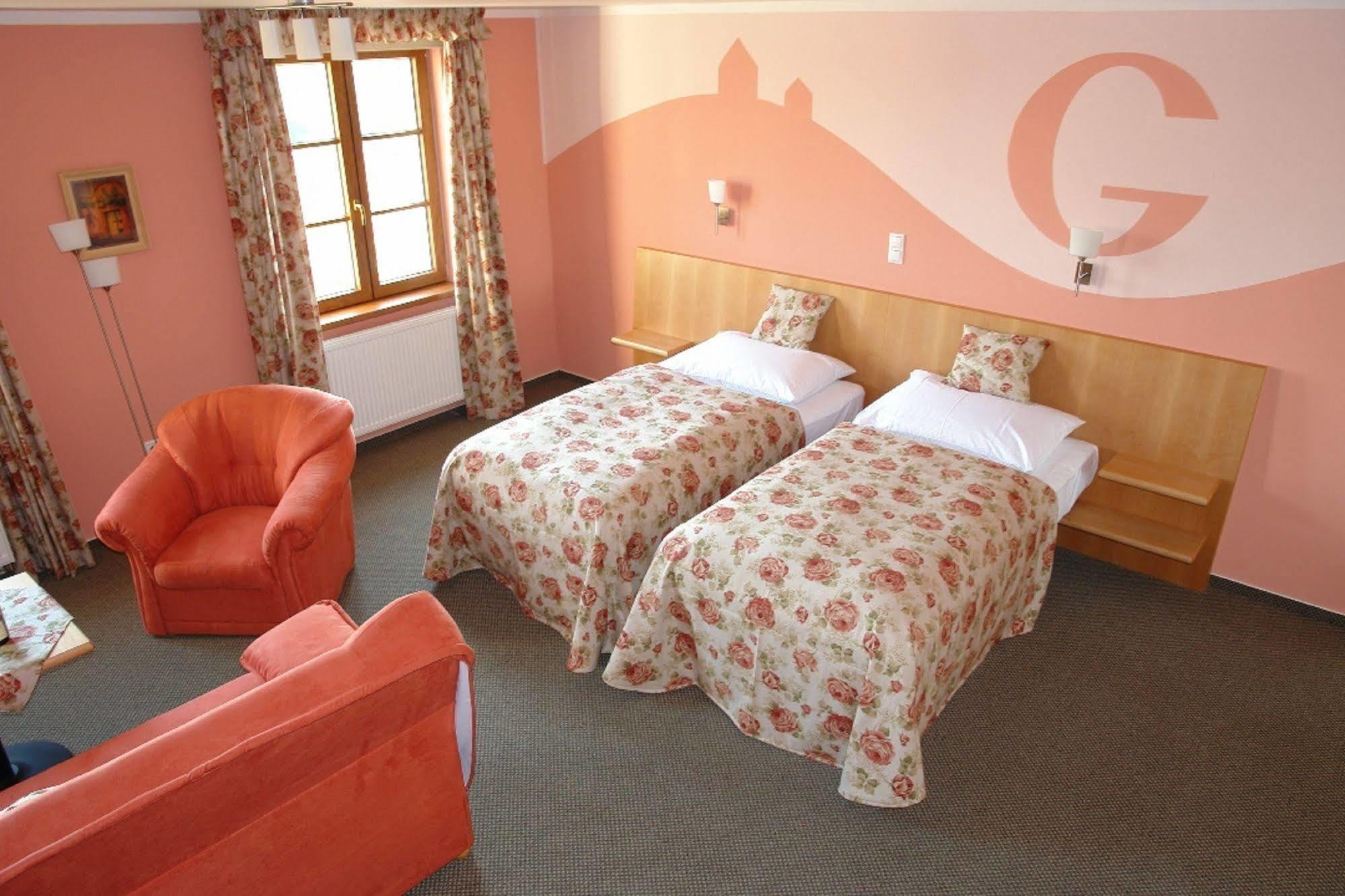 Hotel Galant Mikulov Bagian luar foto